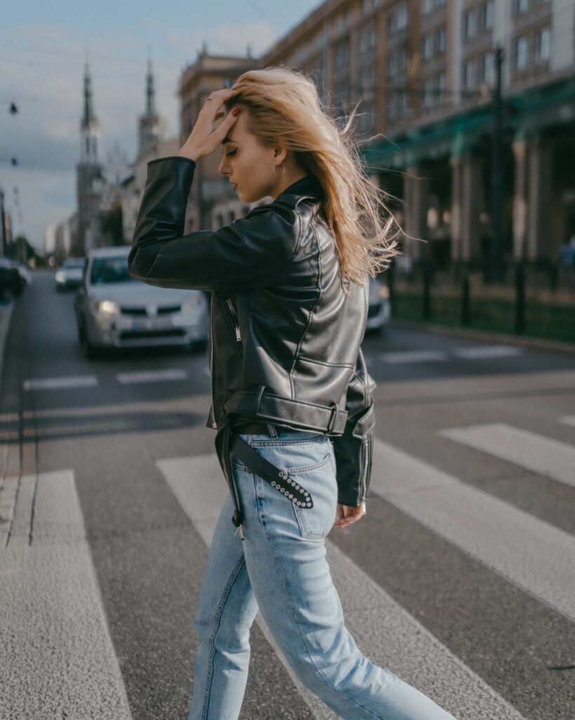 Editorial fashion lifestyle Warszawa kobieta w jeansach i skórzanej kurtce na pasach
