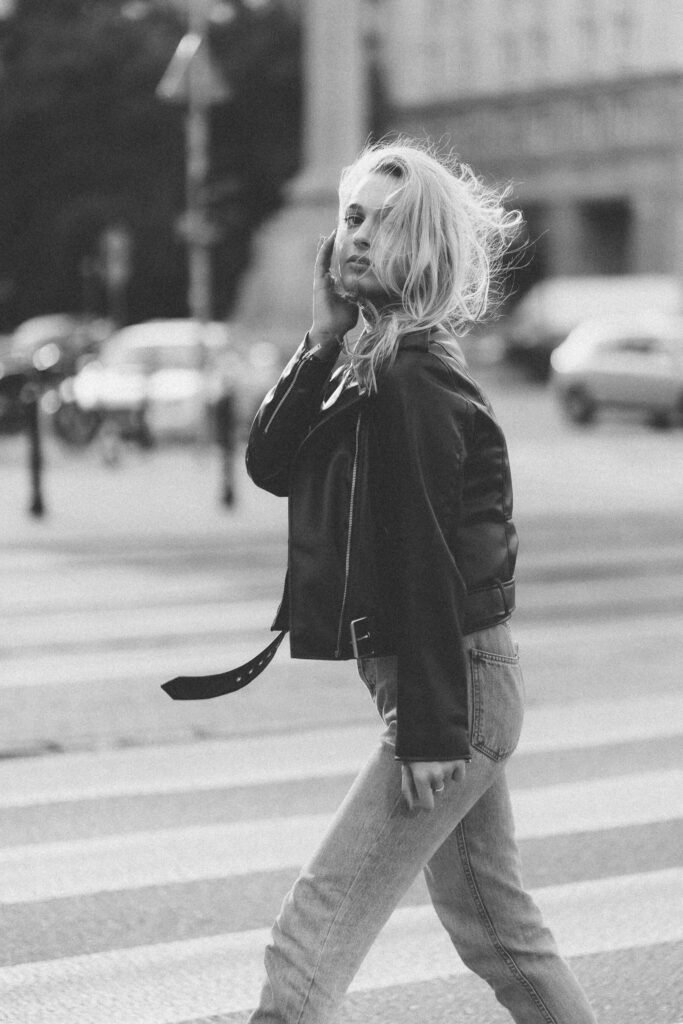 fotografia czarno-biała kobieta na tle miasta sesja Fashion 