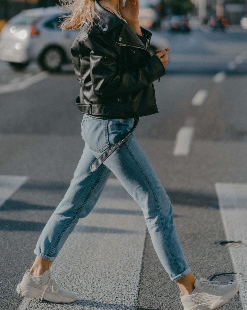kobieta w jeansach i skórzanej kurtce sesja lookbook fashion na ulicach Warszawy lifestyle 